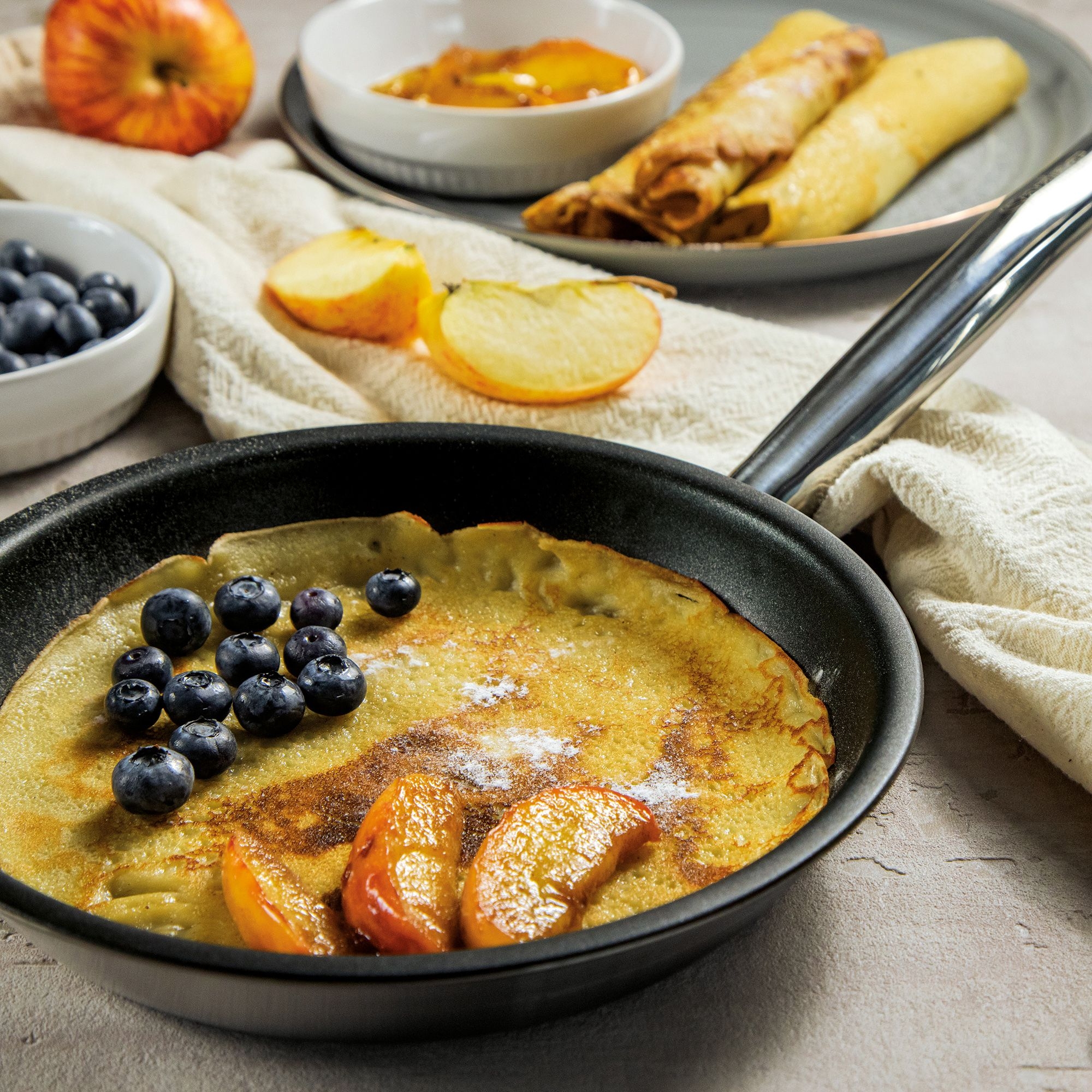Pfannkuchen in Pfanne mit Blaubeeren und karamellisierten Ap