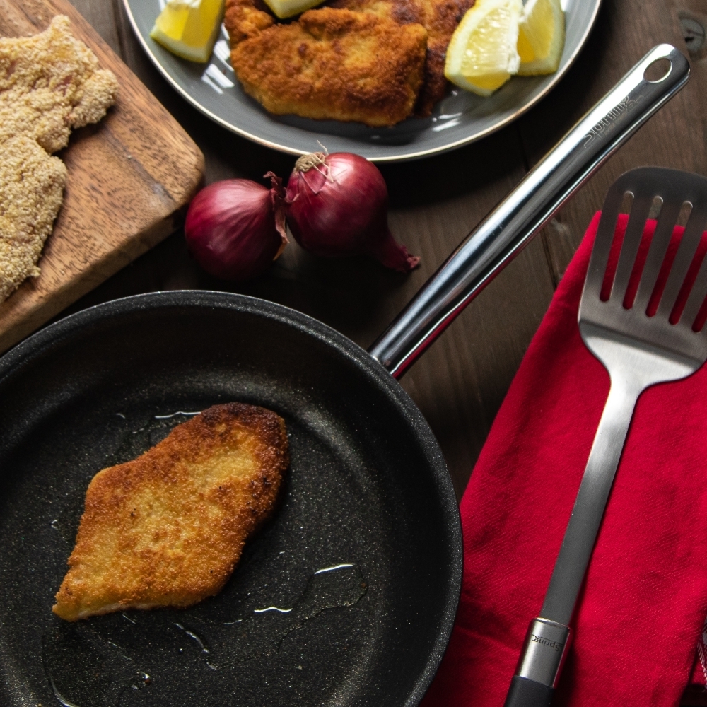 Antihaft-Pfanne mit Schnitzel, Teller und Wender